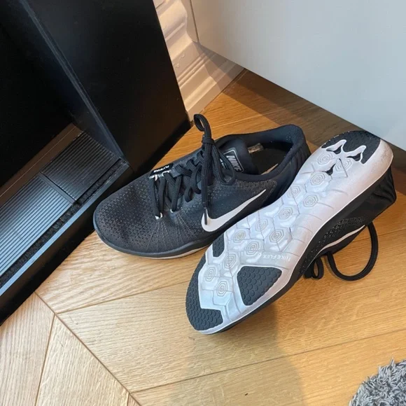 Women’s Nike flywire running shoes - Picture 3 of 4